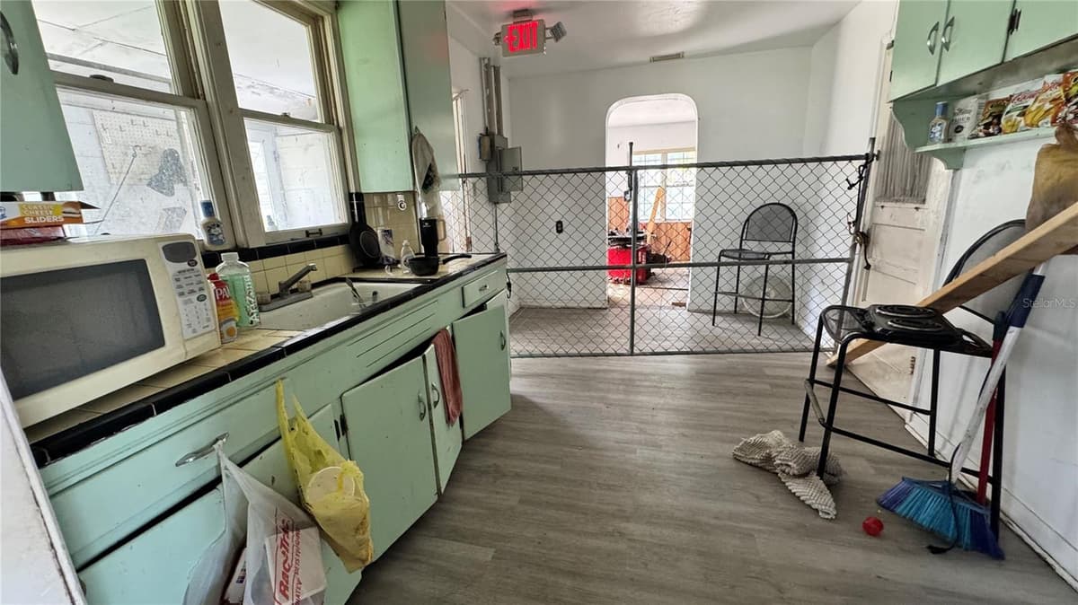5050 PINE AVENUE — photo 10 of 18