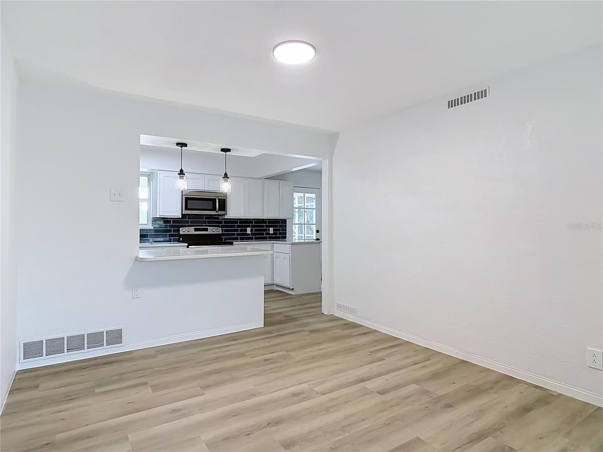 605 WILLIAMSBURG DRIVE — photo 18 of 54