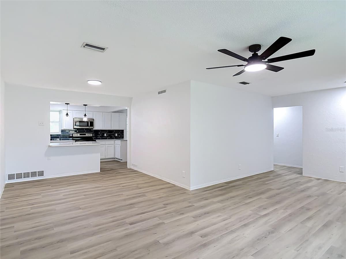 605 WILLIAMSBURG DRIVE — photo 14 of 54