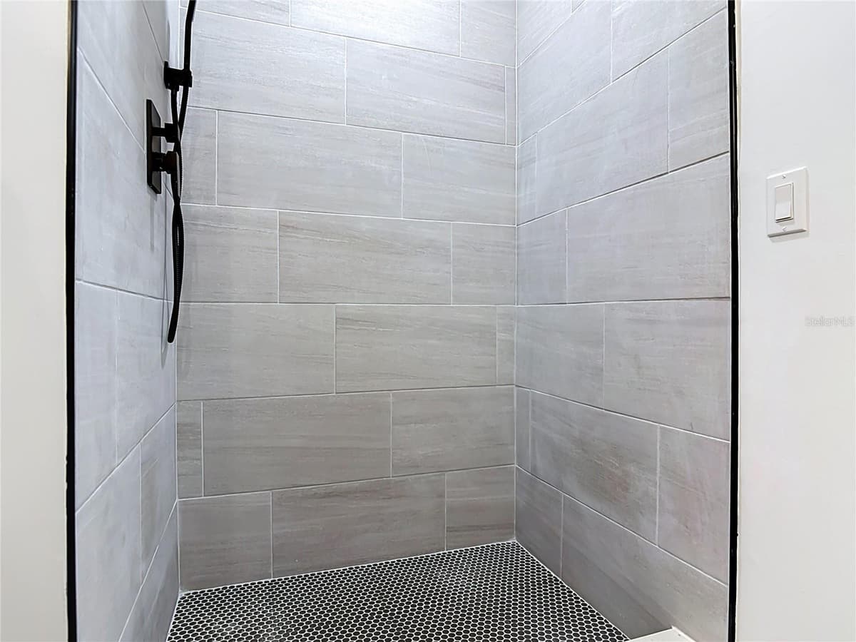605 WILLIAMSBURG DRIVE — photo 33 of 54