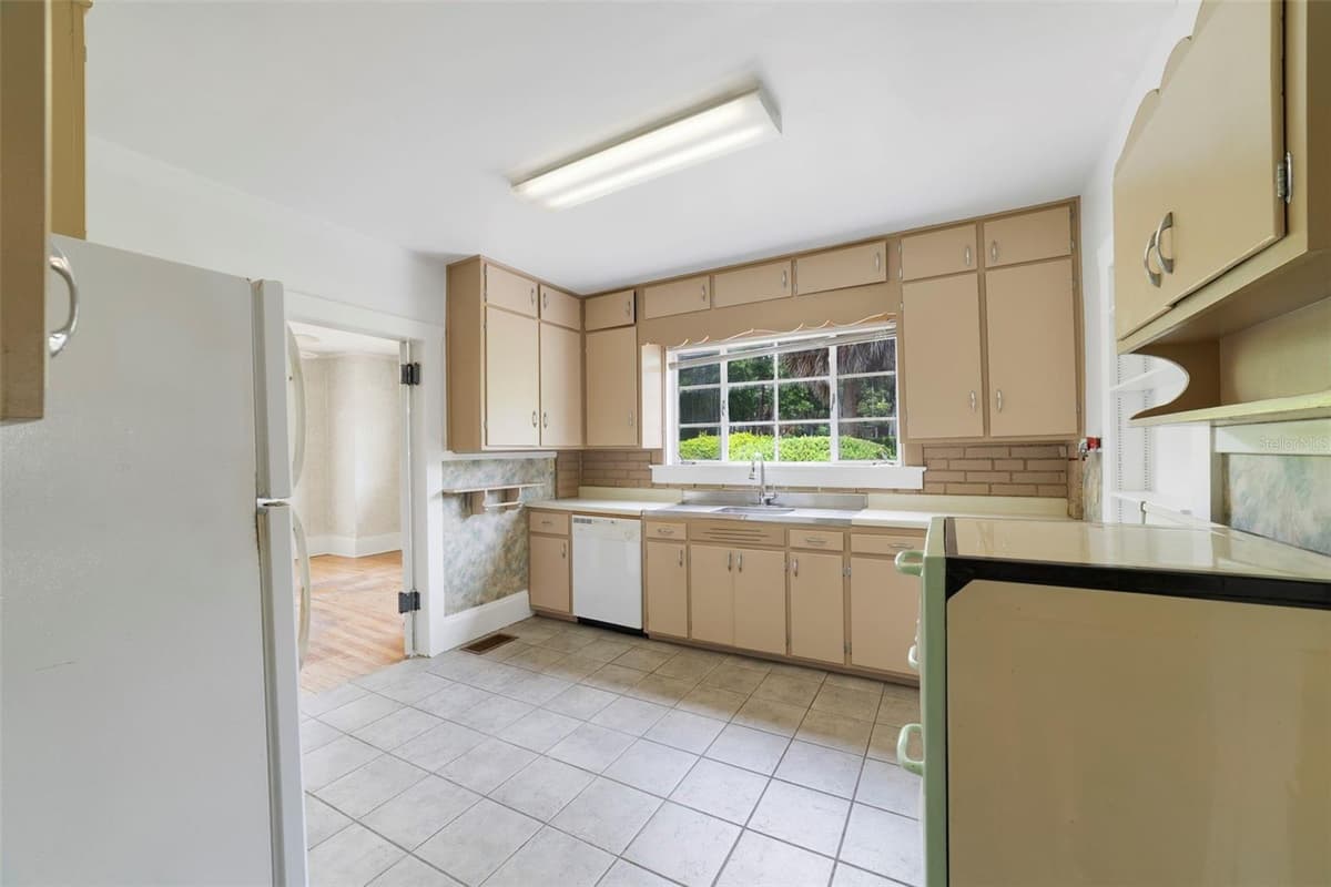 530 RIDGE AVENUE — photo 9 of 26