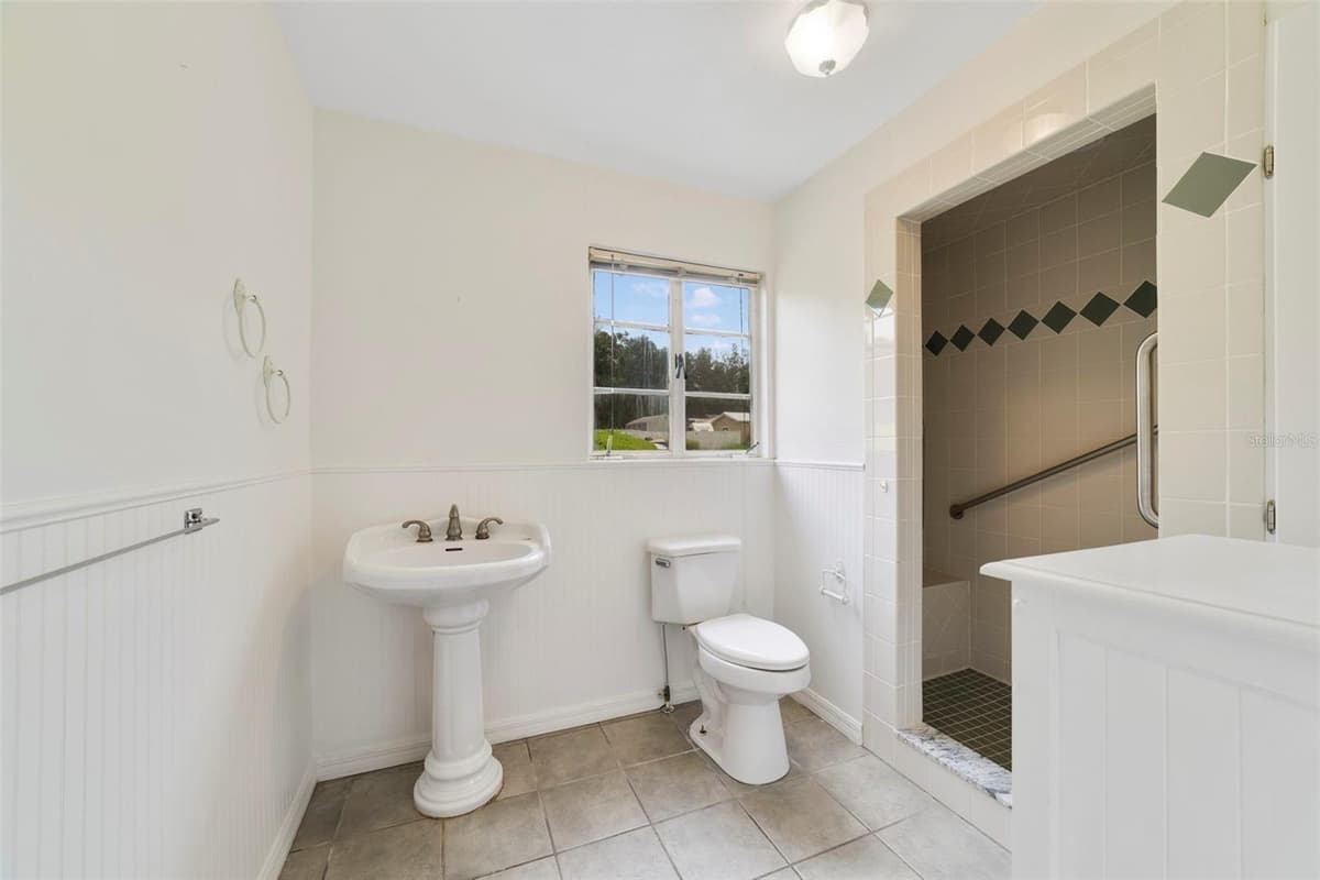 530 RIDGE AVENUE — photo 10 of 26