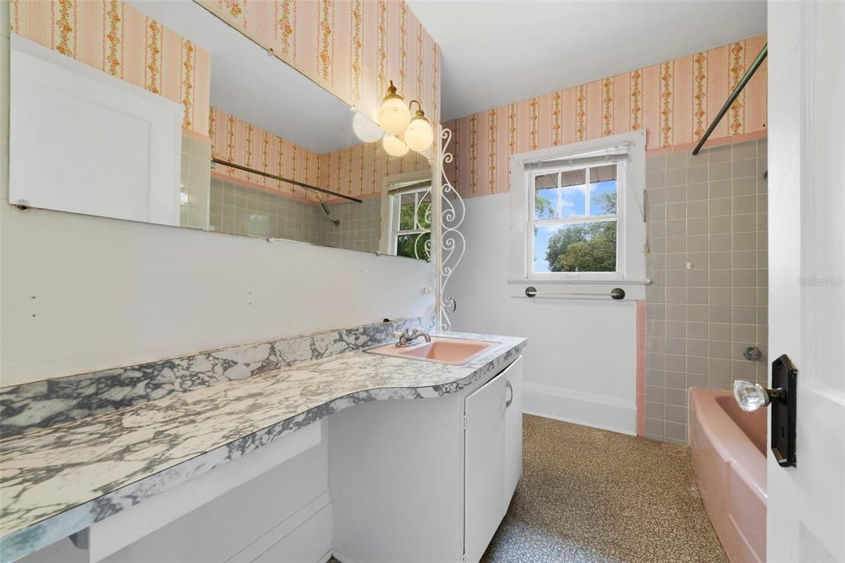 530 RIDGE AVENUE — photo 15 of 26
