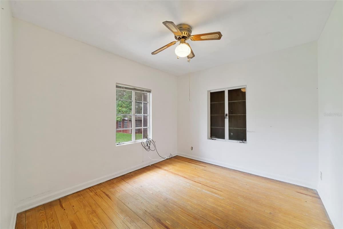 530 RIDGE AVENUE — photo 11 of 26