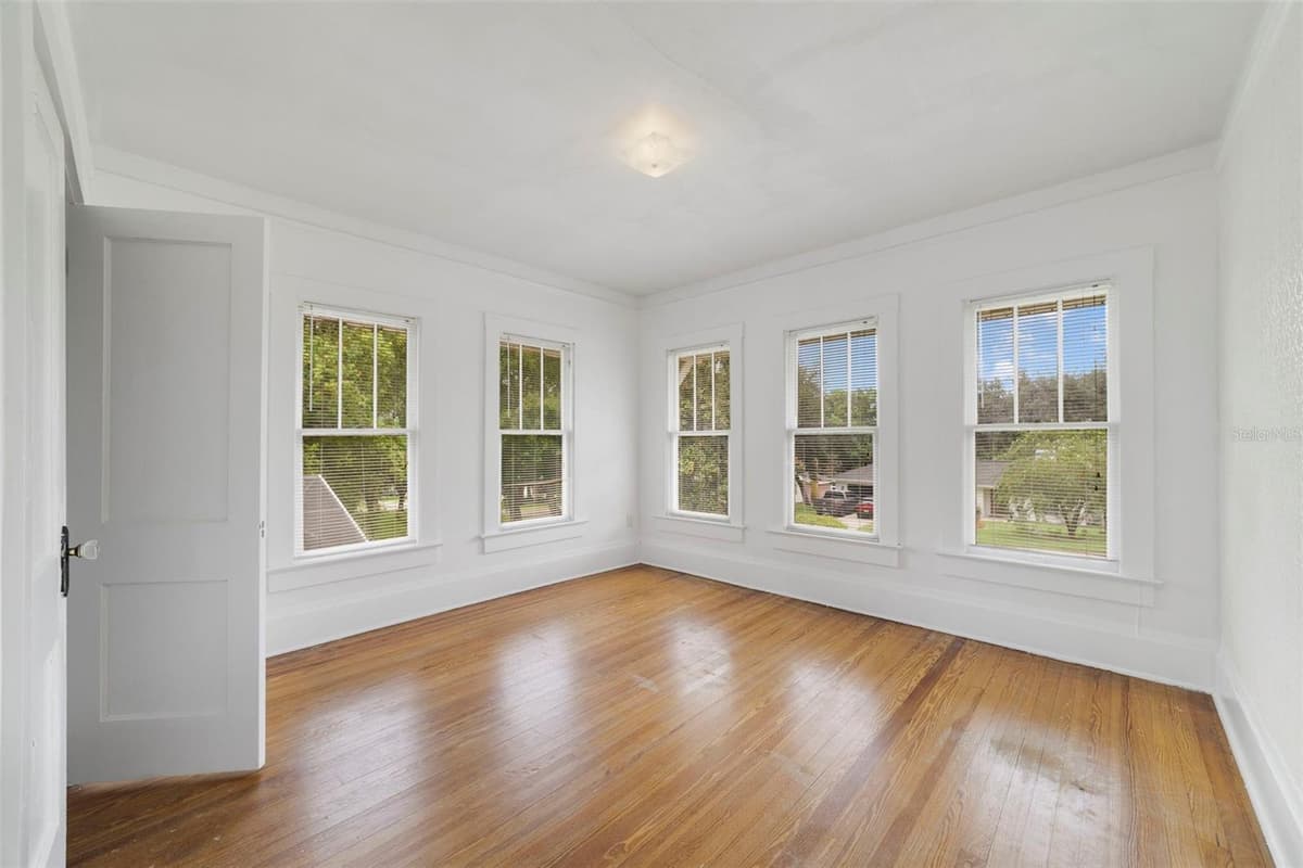 530 RIDGE AVENUE — photo 13 of 26
