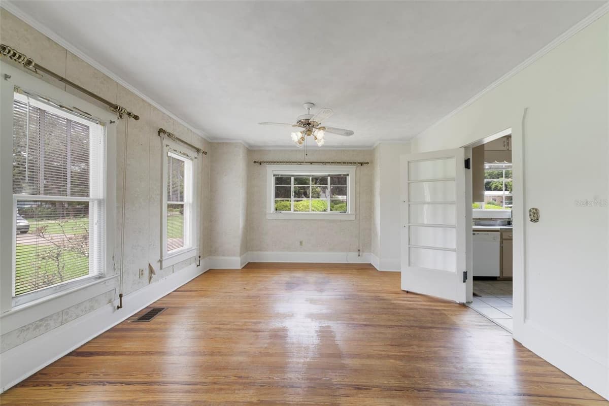 530 RIDGE AVENUE — photo 7 of 26