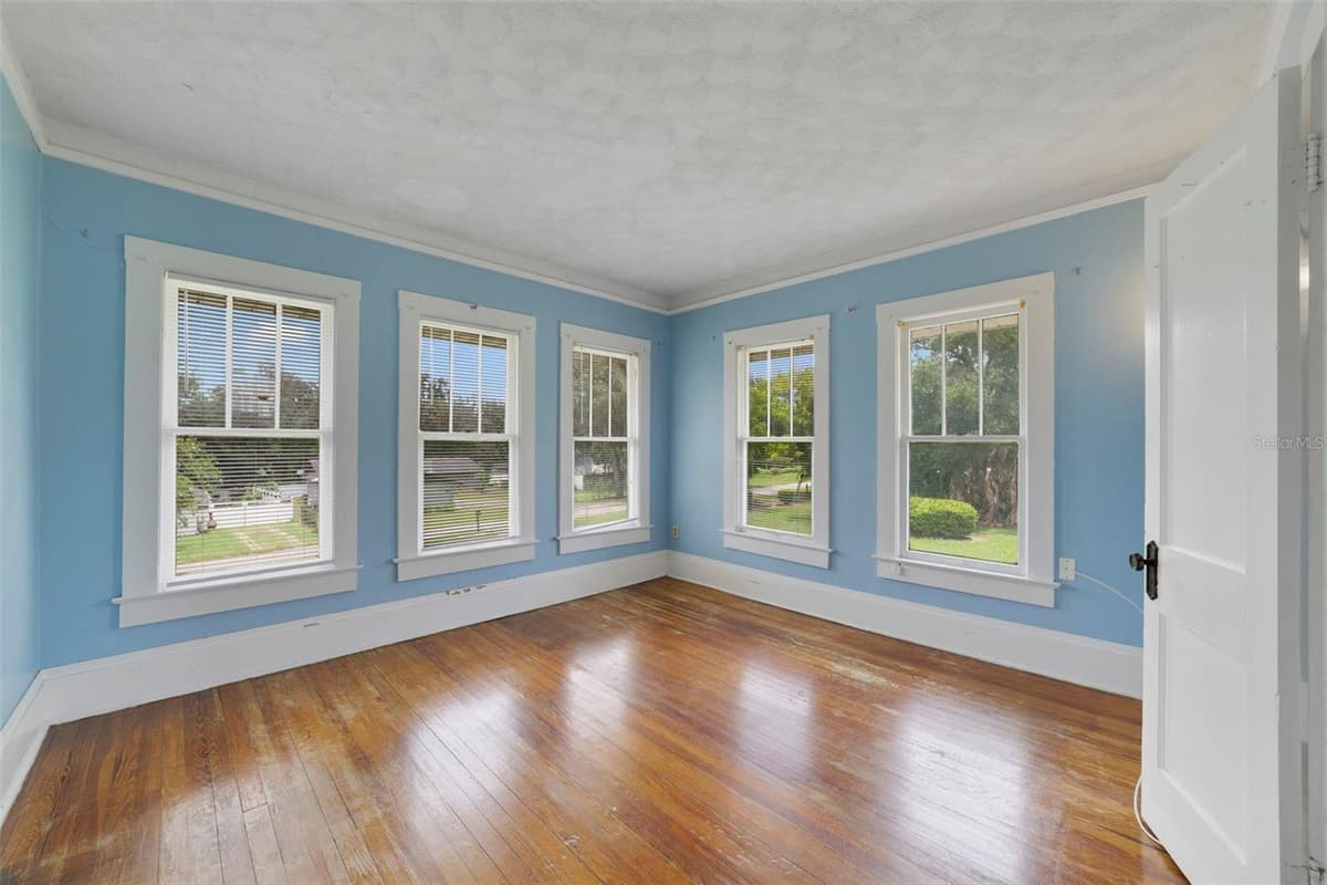 530 RIDGE AVENUE — photo 14 of 26