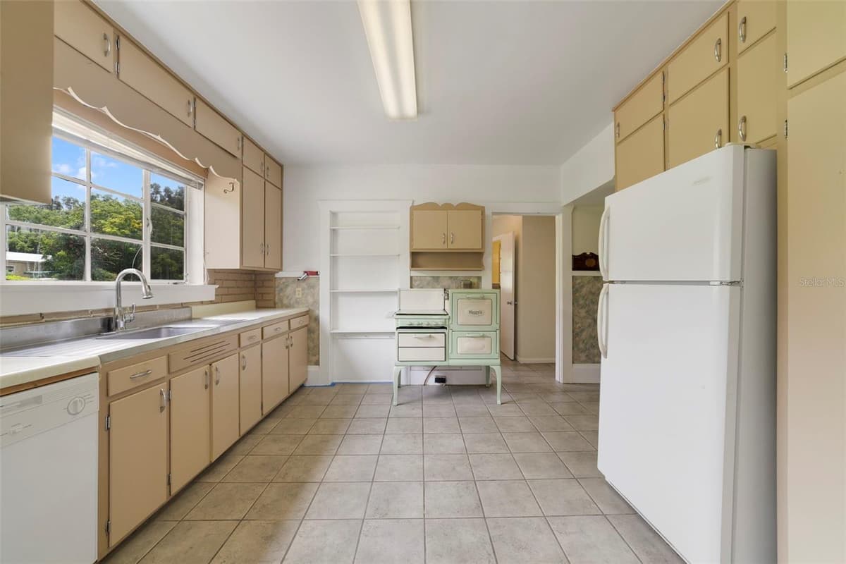 530 RIDGE AVENUE — photo 8 of 26