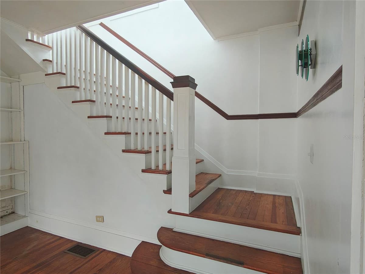 530 RIDGE AVENUE — photo 12 of 26
