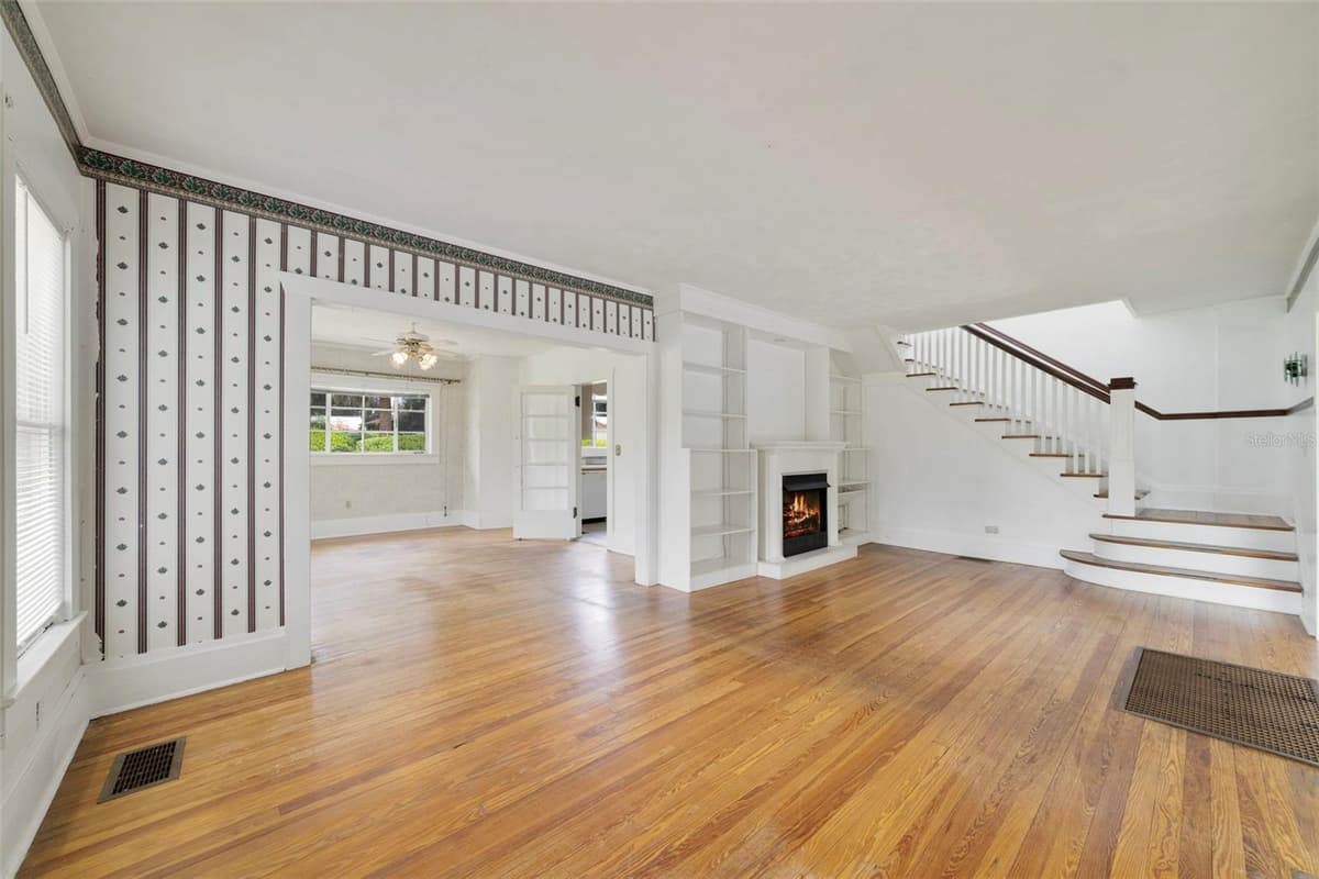 530 RIDGE AVENUE — photo 2 of 26