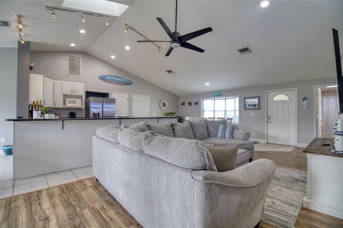 3652 WESTCHESTER DRIVE — photo 9 of 36