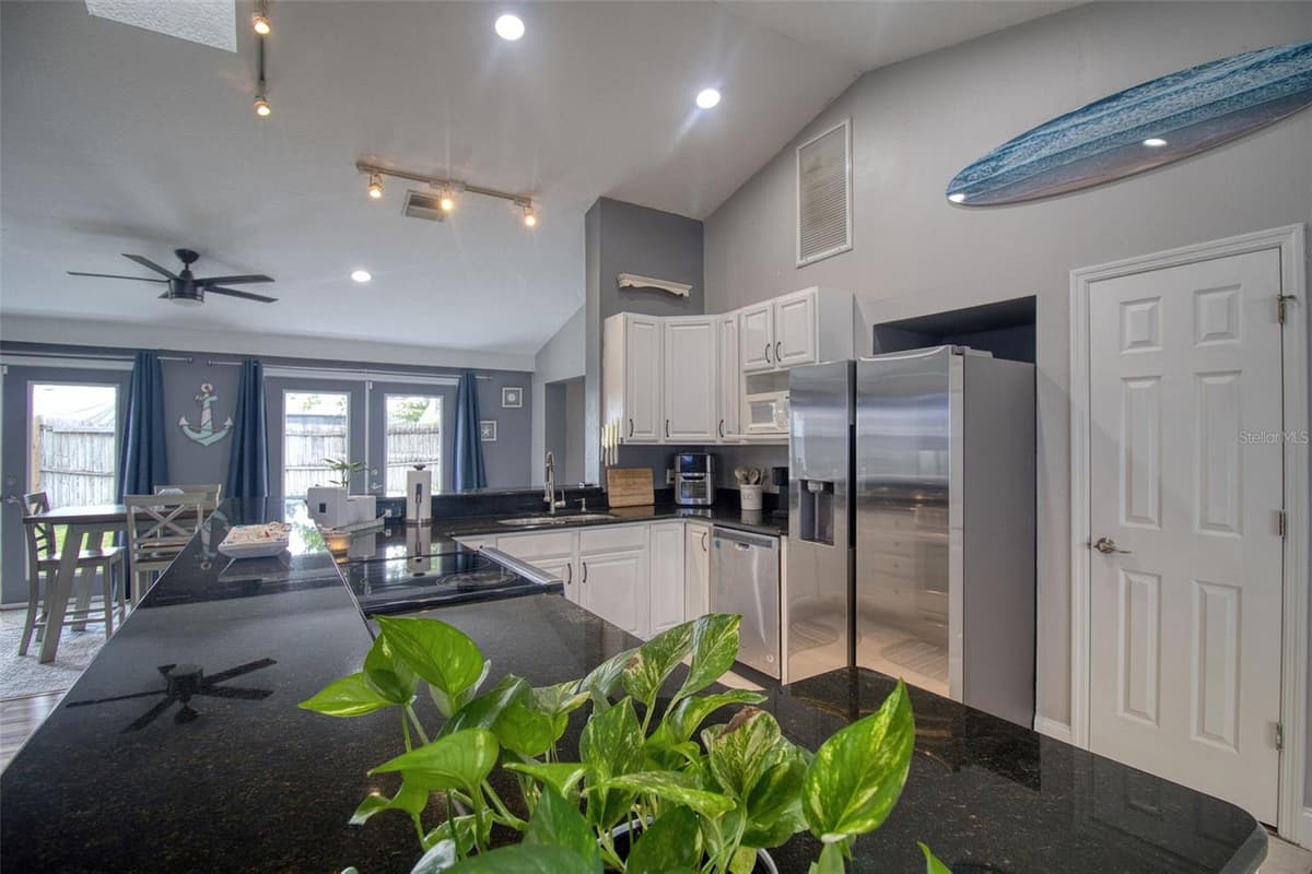 3652 WESTCHESTER DRIVE — photo 7 of 36