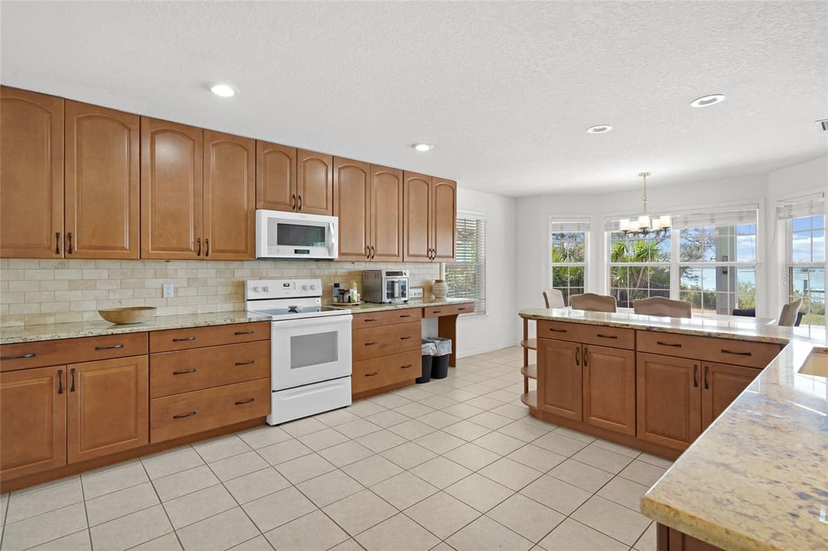 7101 MIDDLETON AVENUE — photo 15 of 60