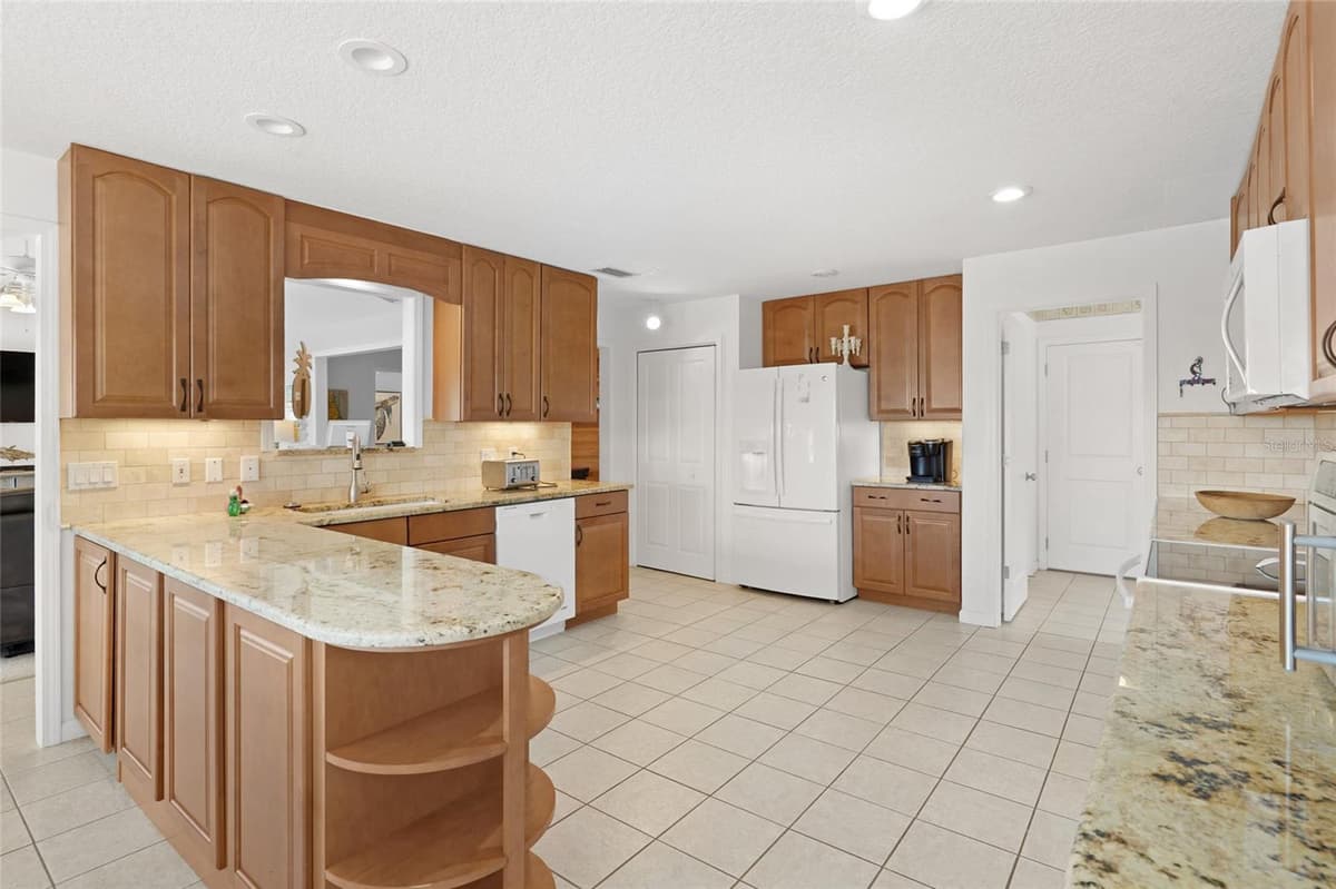 7101 MIDDLETON AVENUE — photo 16 of 60