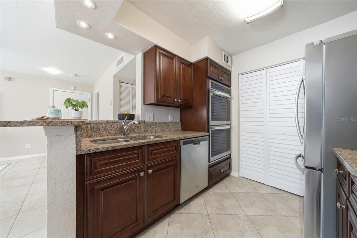 11526 WESTWOOD BOULEVARD — photo 11 of 38