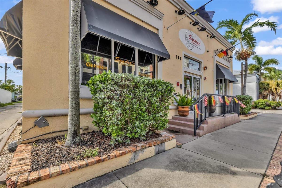111 OLYMPIA AVENUE — photo 4 of 24