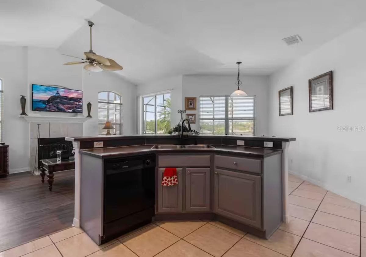 943 CORVINA DRIVE — photo 12 of 40
