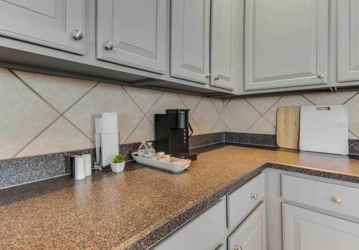 943 CORVINA DRIVE — photo 13 of 40