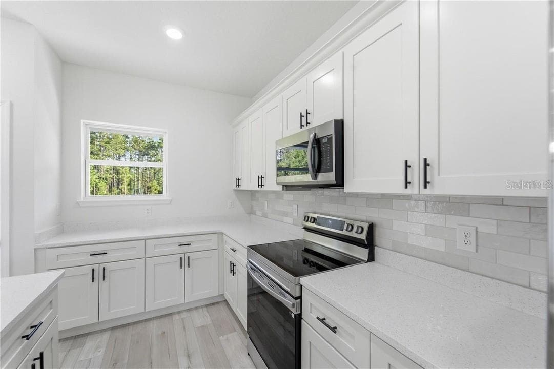 3286 CRANDON DRIVE — photo 3 of 36