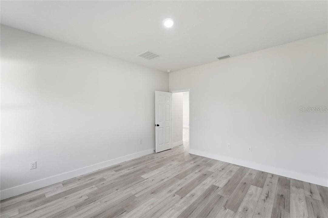 3286 CRANDON DRIVE — photo 19 of 36