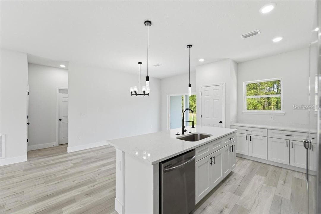 3286 CRANDON DRIVE — photo 15 of 36