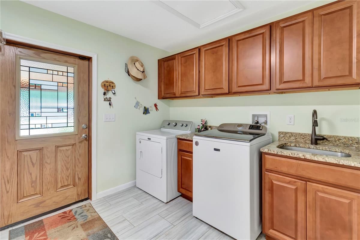 7427 REDWING ROAD — photo 17 of 49