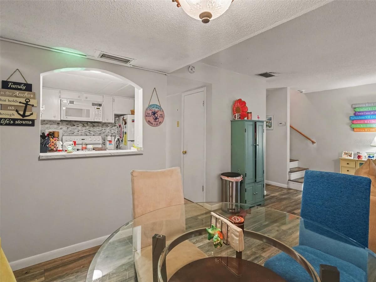 908 BYRON LANE — photo 8 of 37