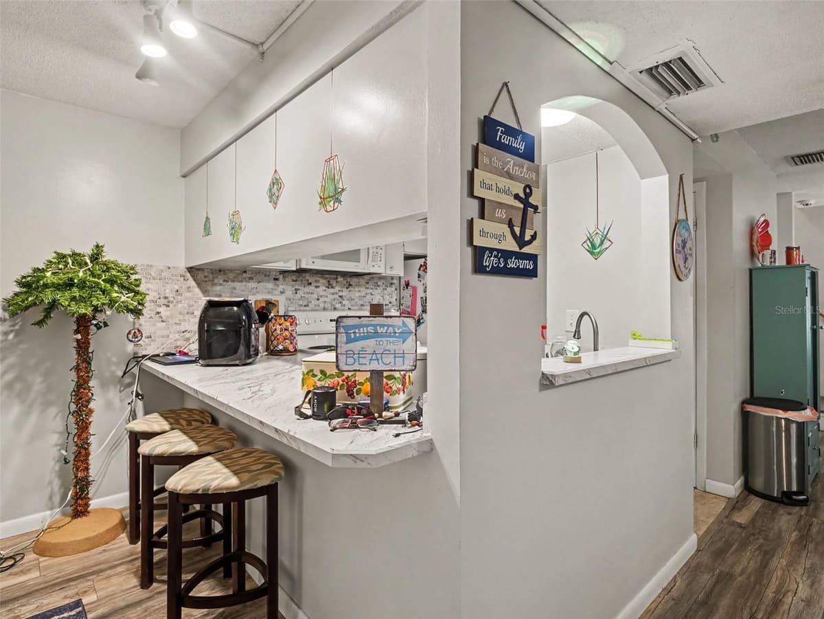908 BYRON LANE — photo 12 of 37