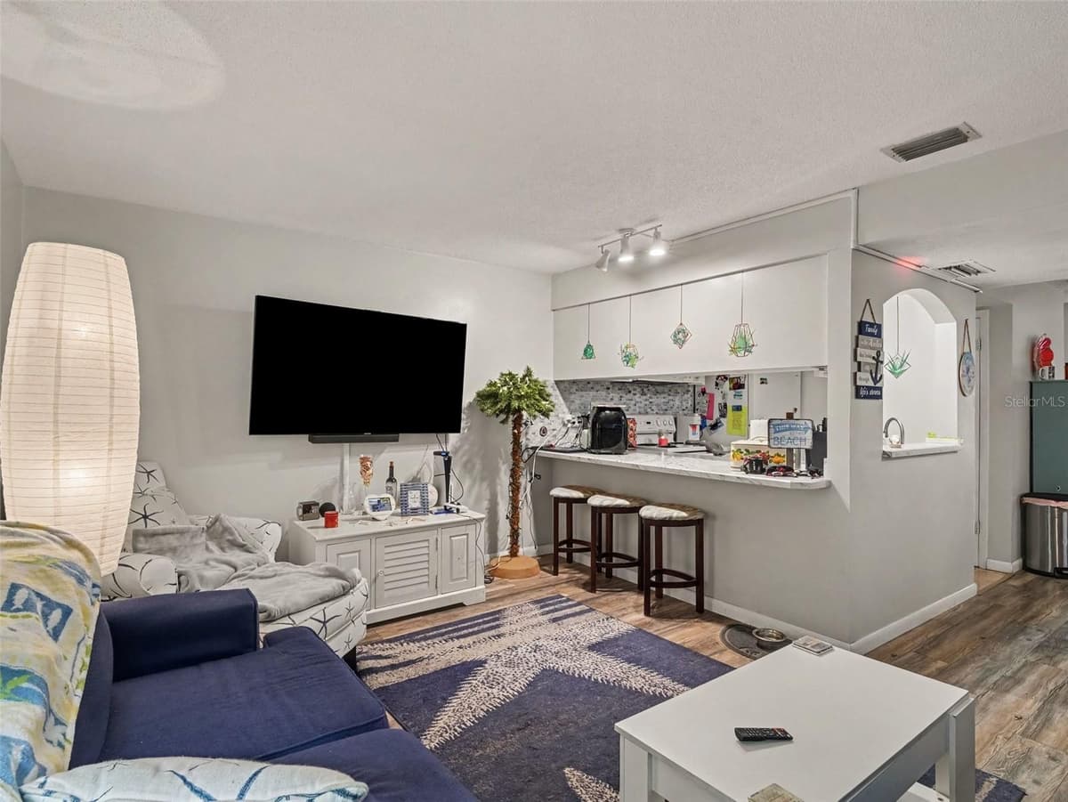 908 BYRON LANE — photo 11 of 37
