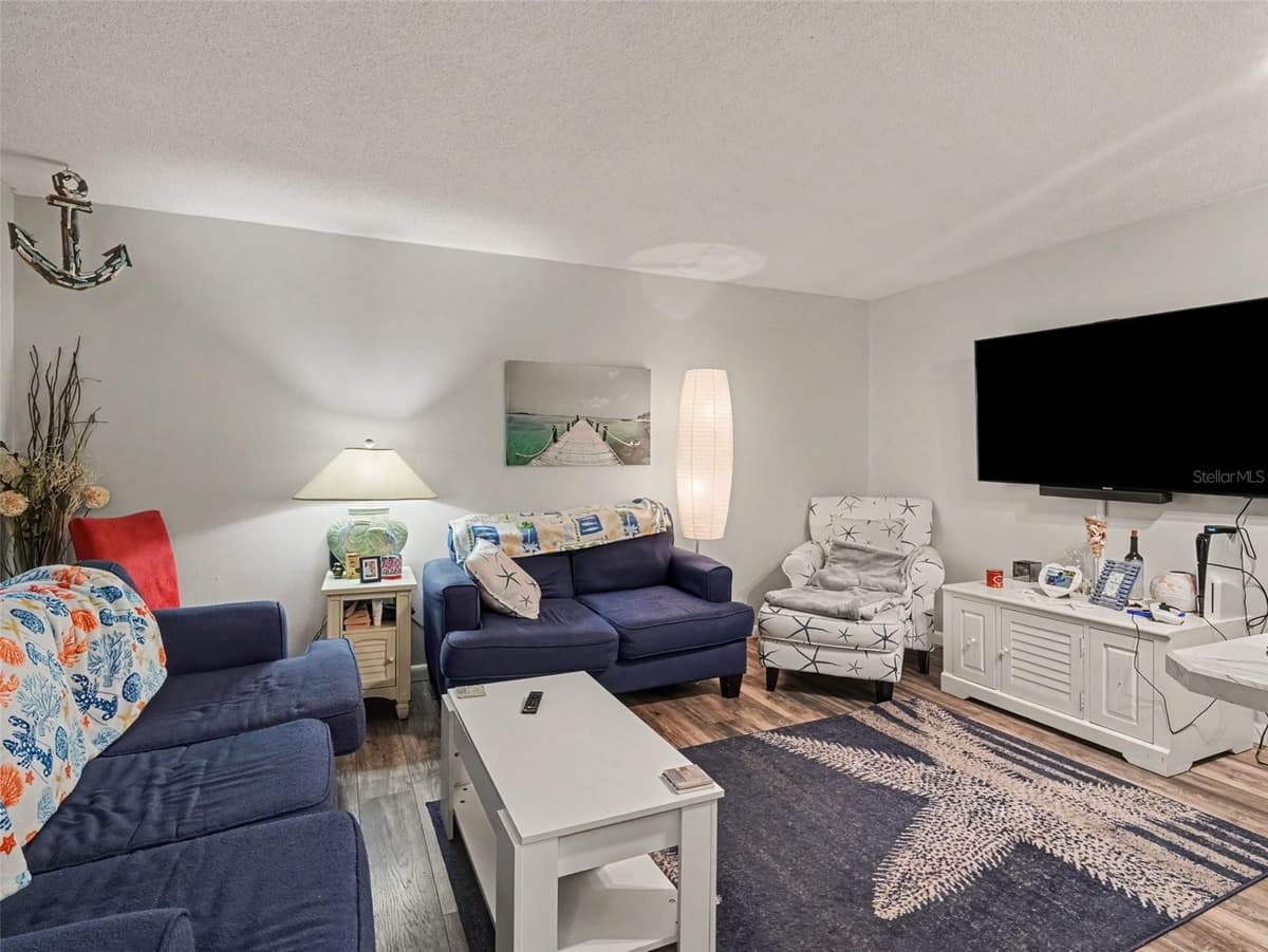 908 BYRON LANE — photo 9 of 37