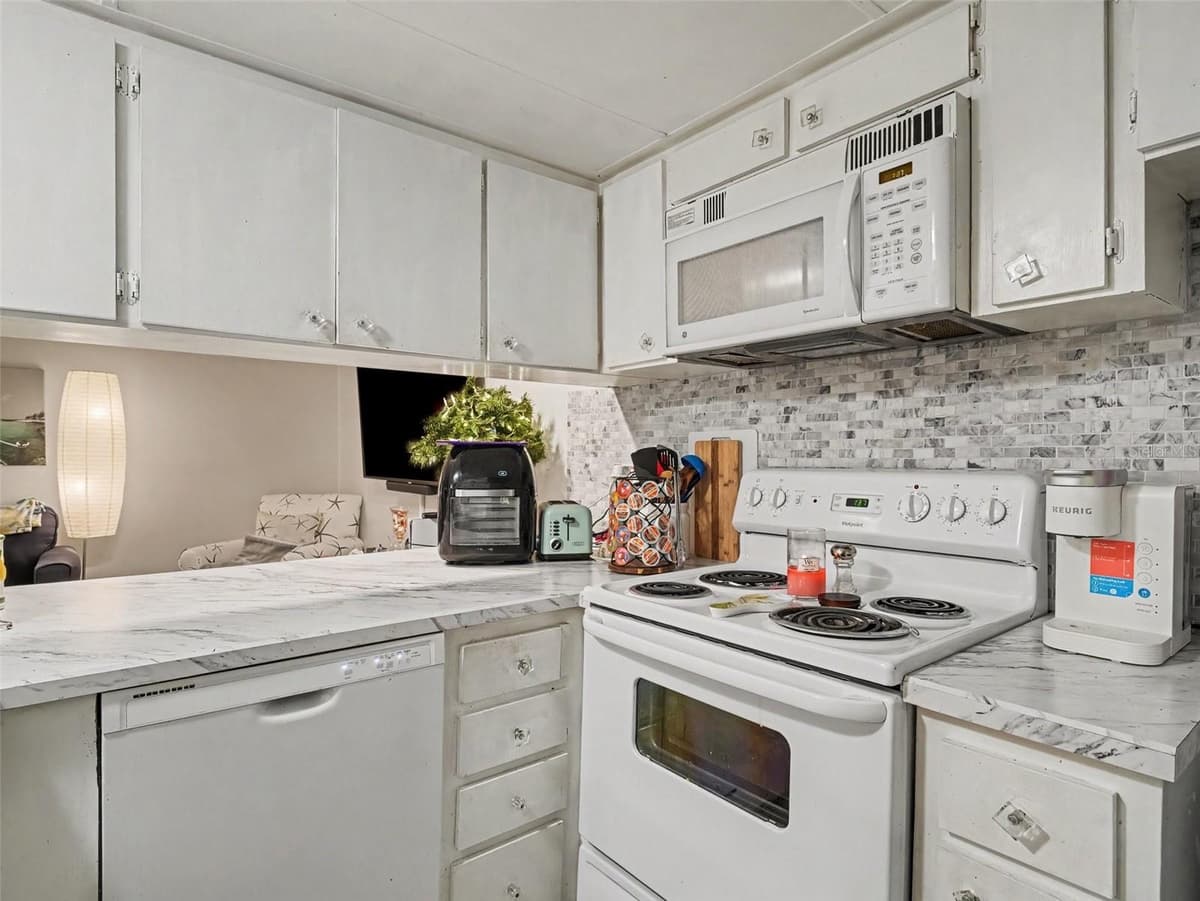 908 BYRON LANE — photo 13 of 37