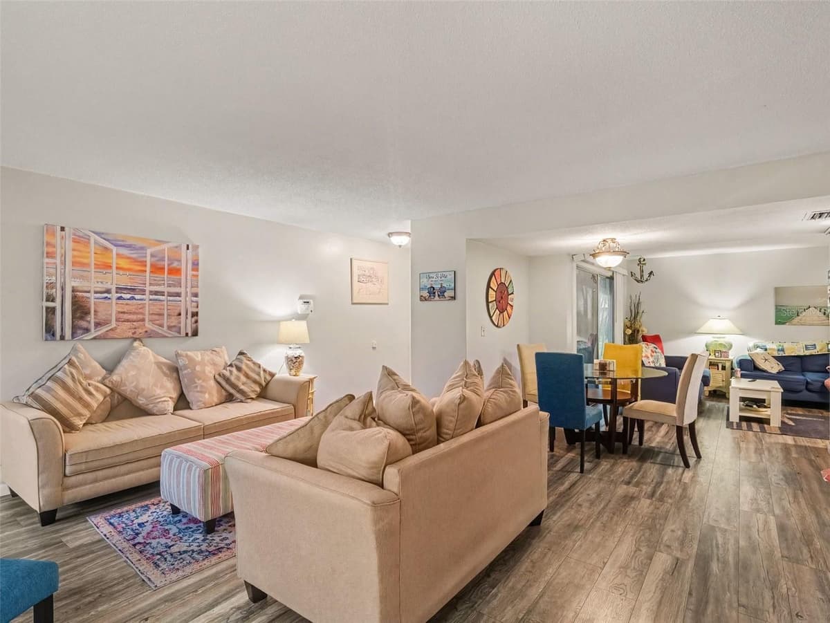908 BYRON LANE — photo 4 of 37