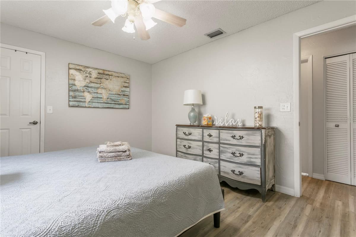 914 PLUM TREE LANE — photo 17 of 34