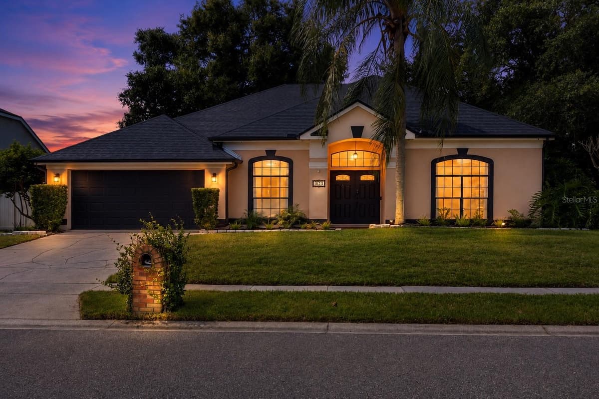 623 YORKSHIRE DRIVE — photo 2 of 34
