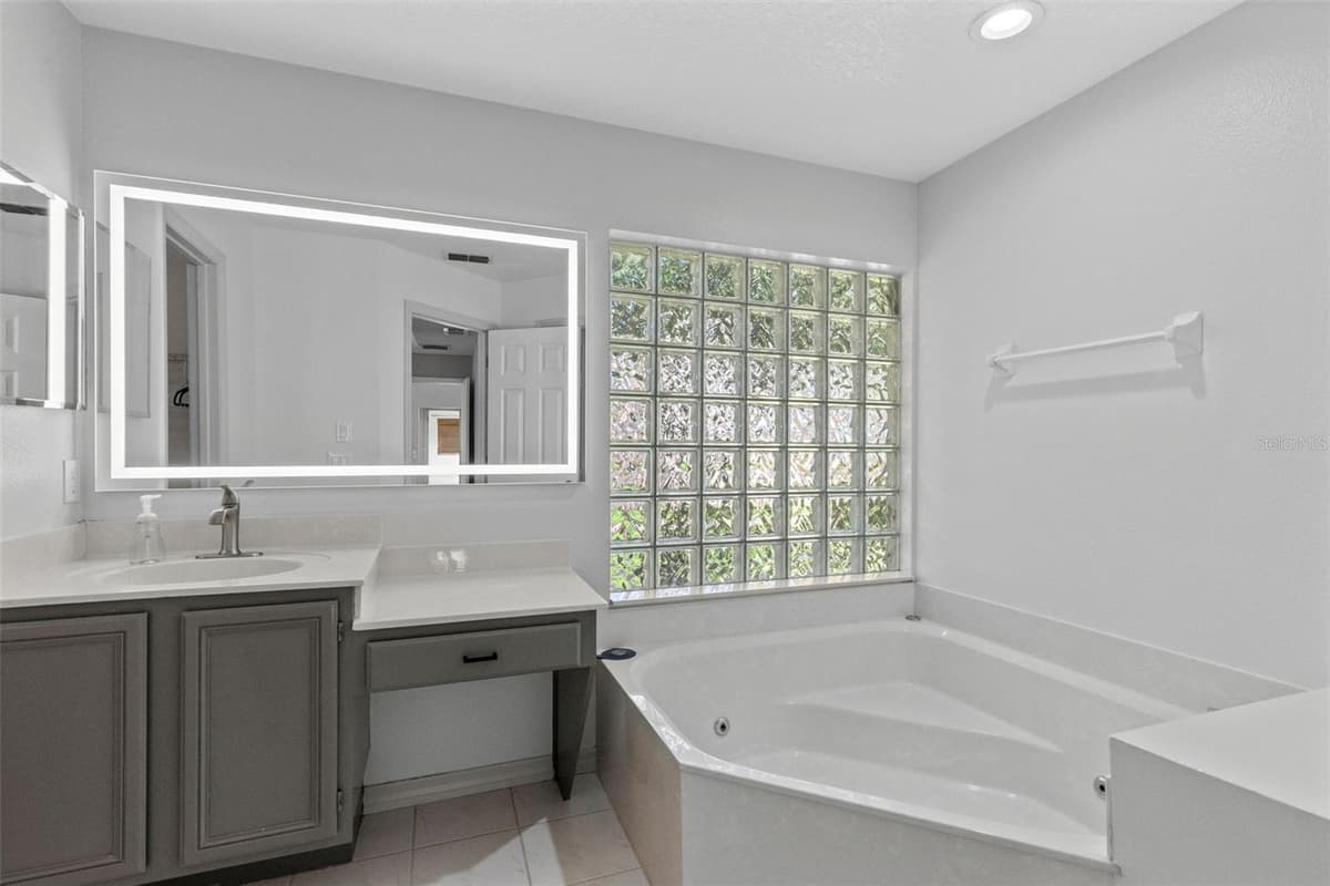 623 YORKSHIRE DRIVE — photo 16 of 34