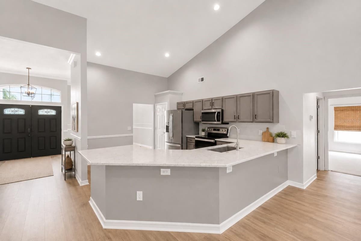623 YORKSHIRE DRIVE — photo 10 of 34
