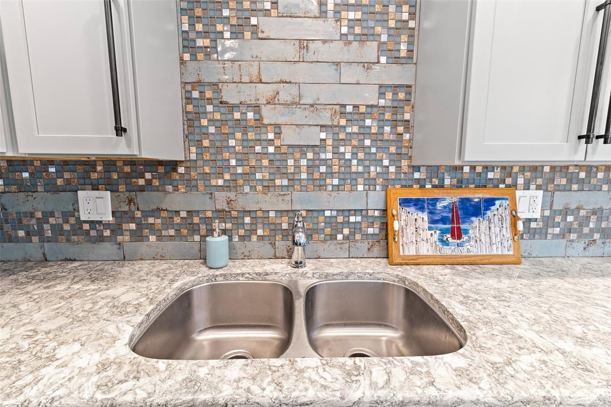8767 LIVE OAK COURT — photo 8 of 41