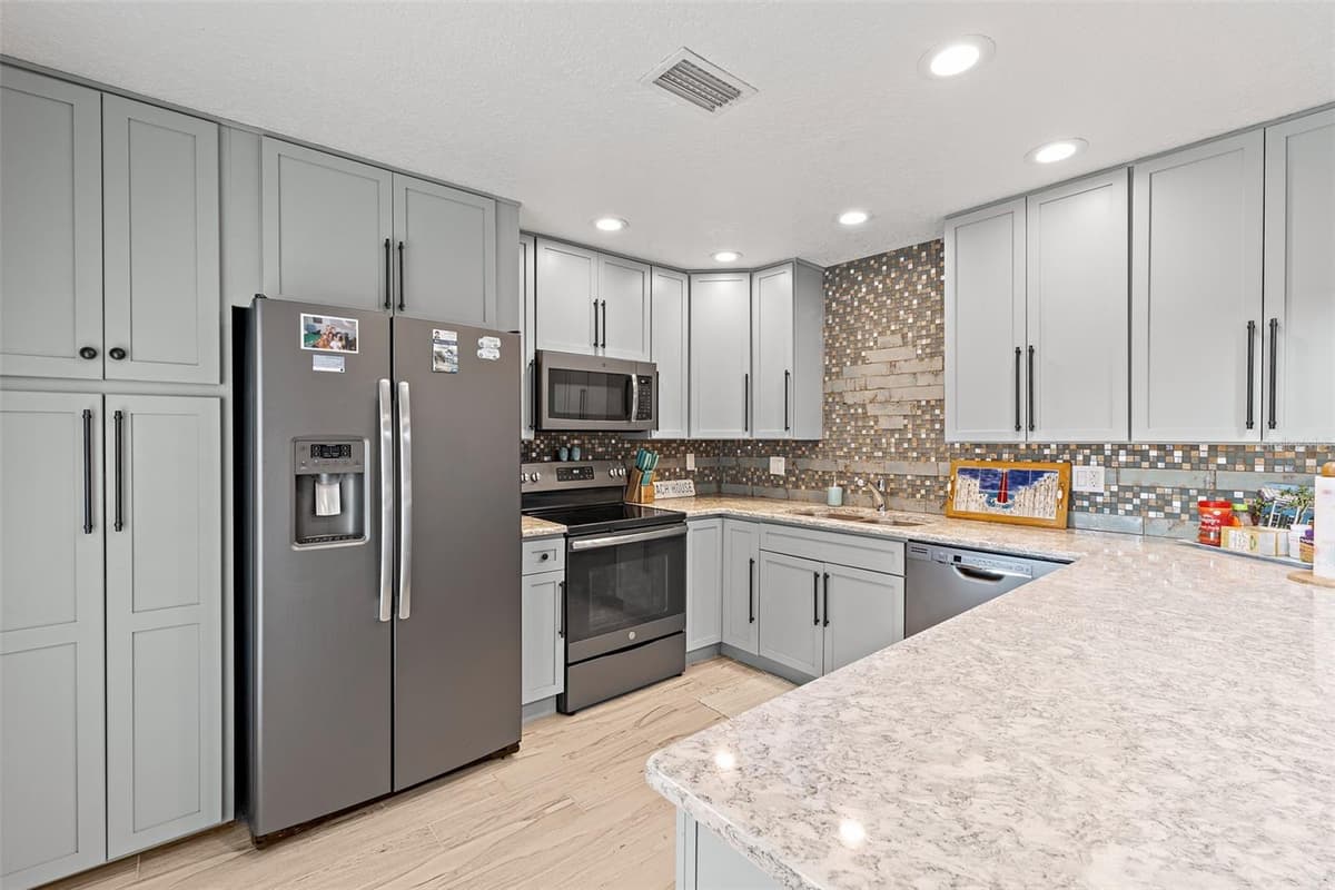 8767 LIVE OAK COURT — photo 7 of 41