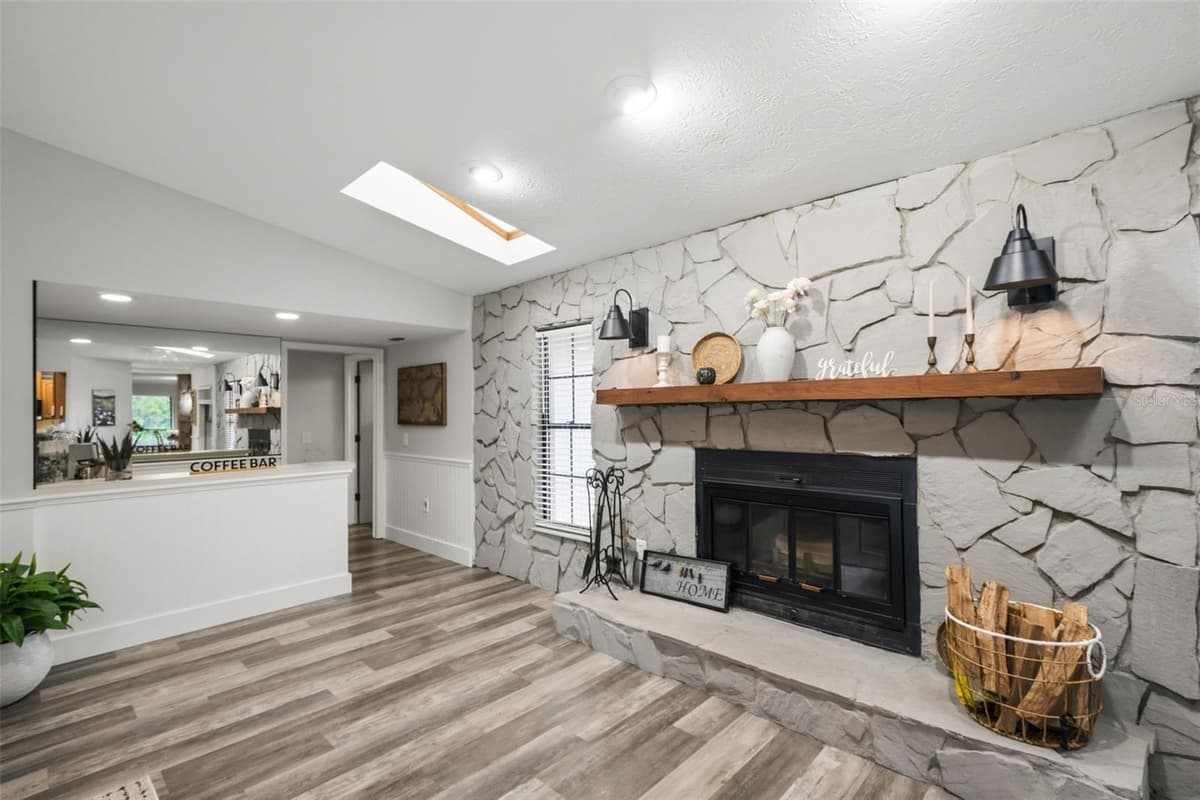 7231 RIVER COUNTRY DRIVE — photo 7 of 95
