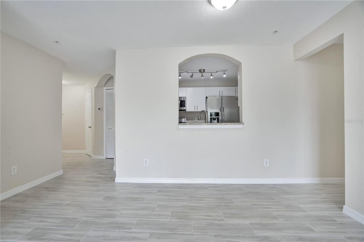 3960 SOUTHPOINTE DRIVE — photo 4 of 36