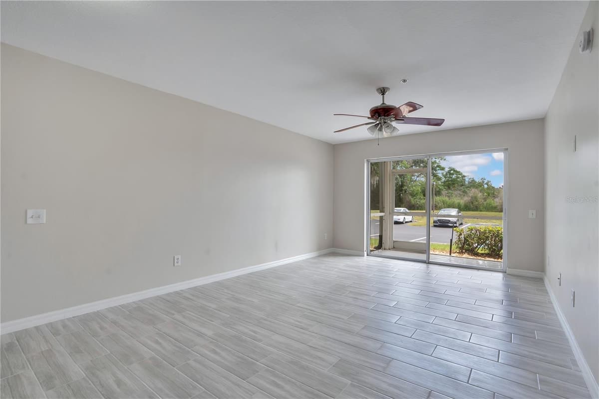 3960 SOUTHPOINTE DRIVE — photo 3 of 36