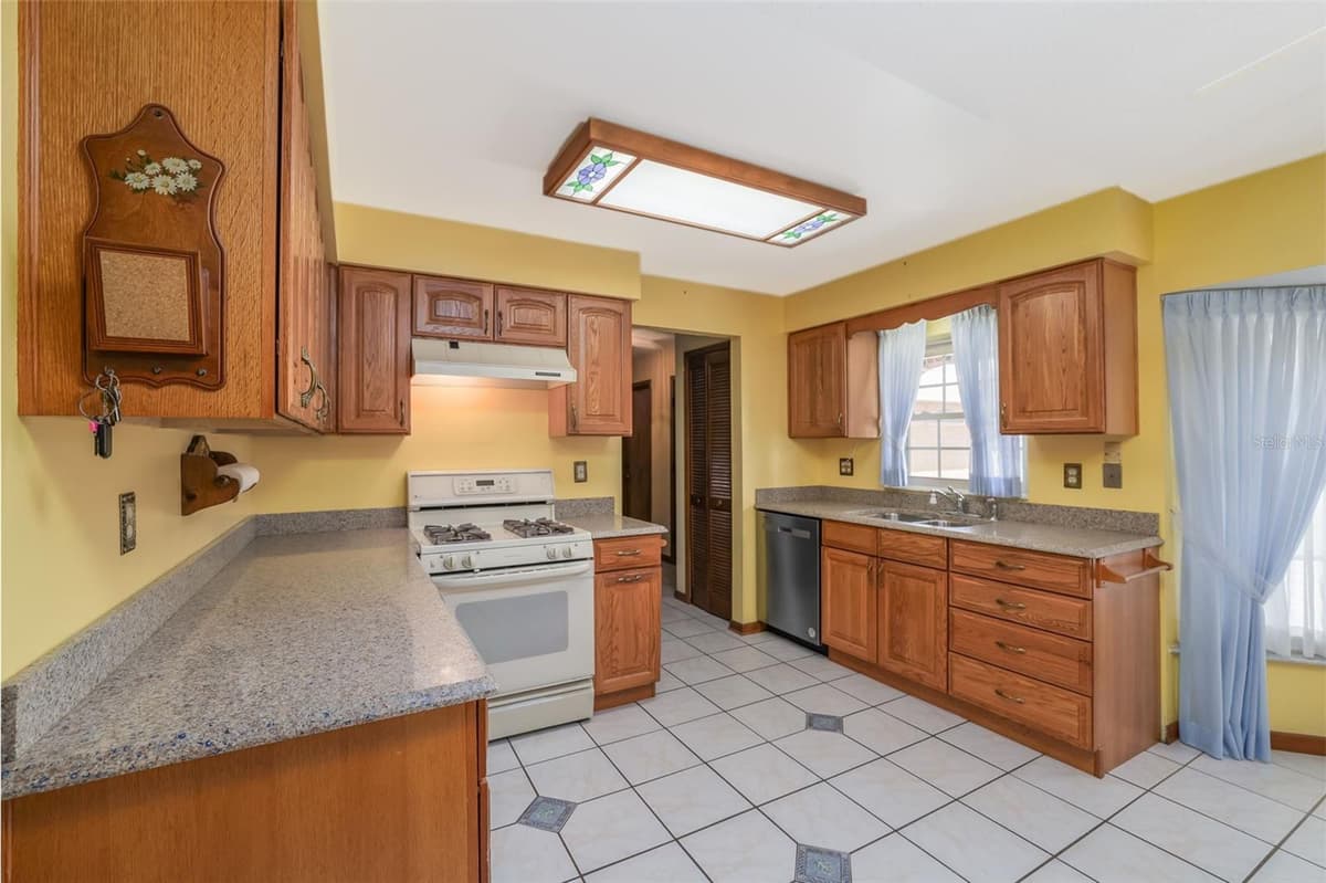 229 GEORGETOWNE BOULEVARD — photo 10 of 29