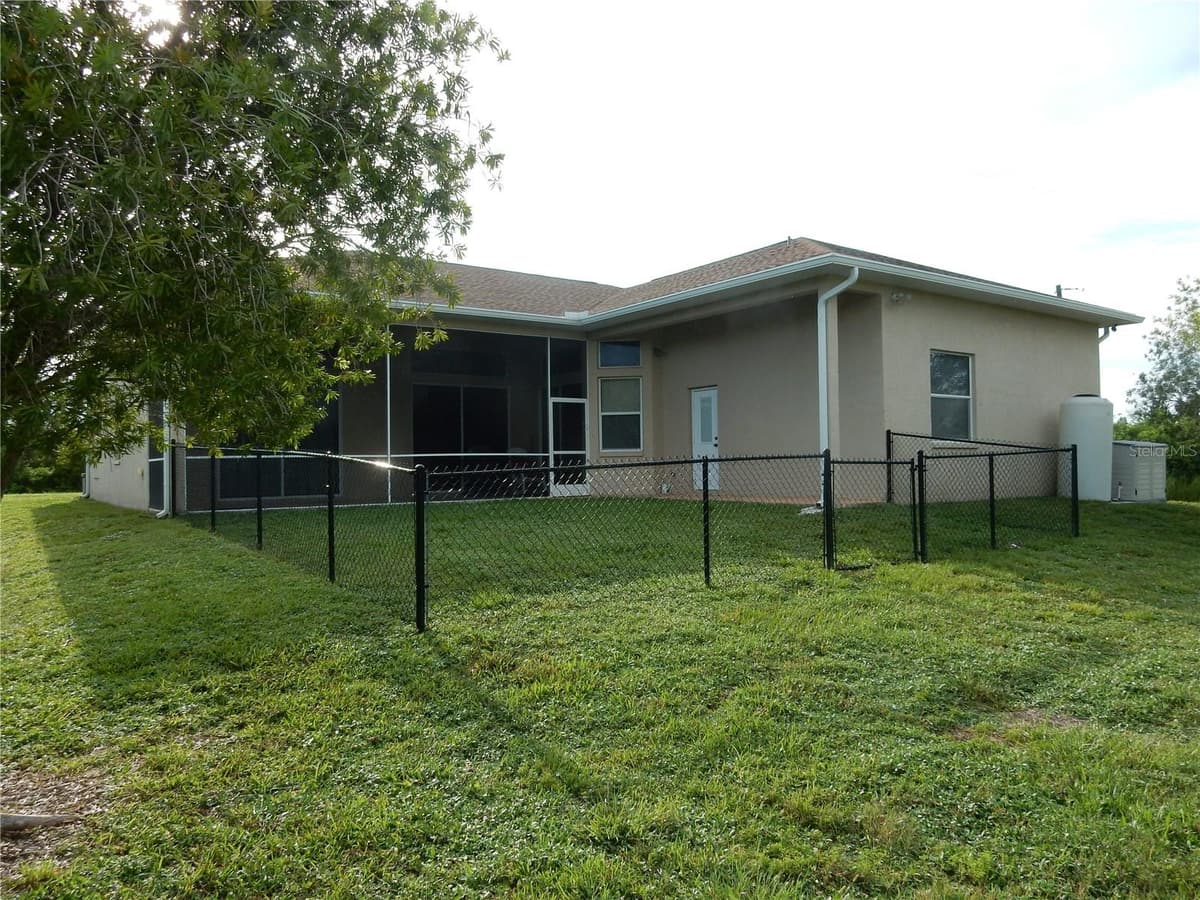 8430 ACORN BOULEVARD — photo 7 of 31