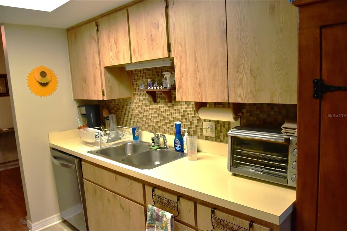 2243 WYNDAM DRIVE — photo 12 of 32
