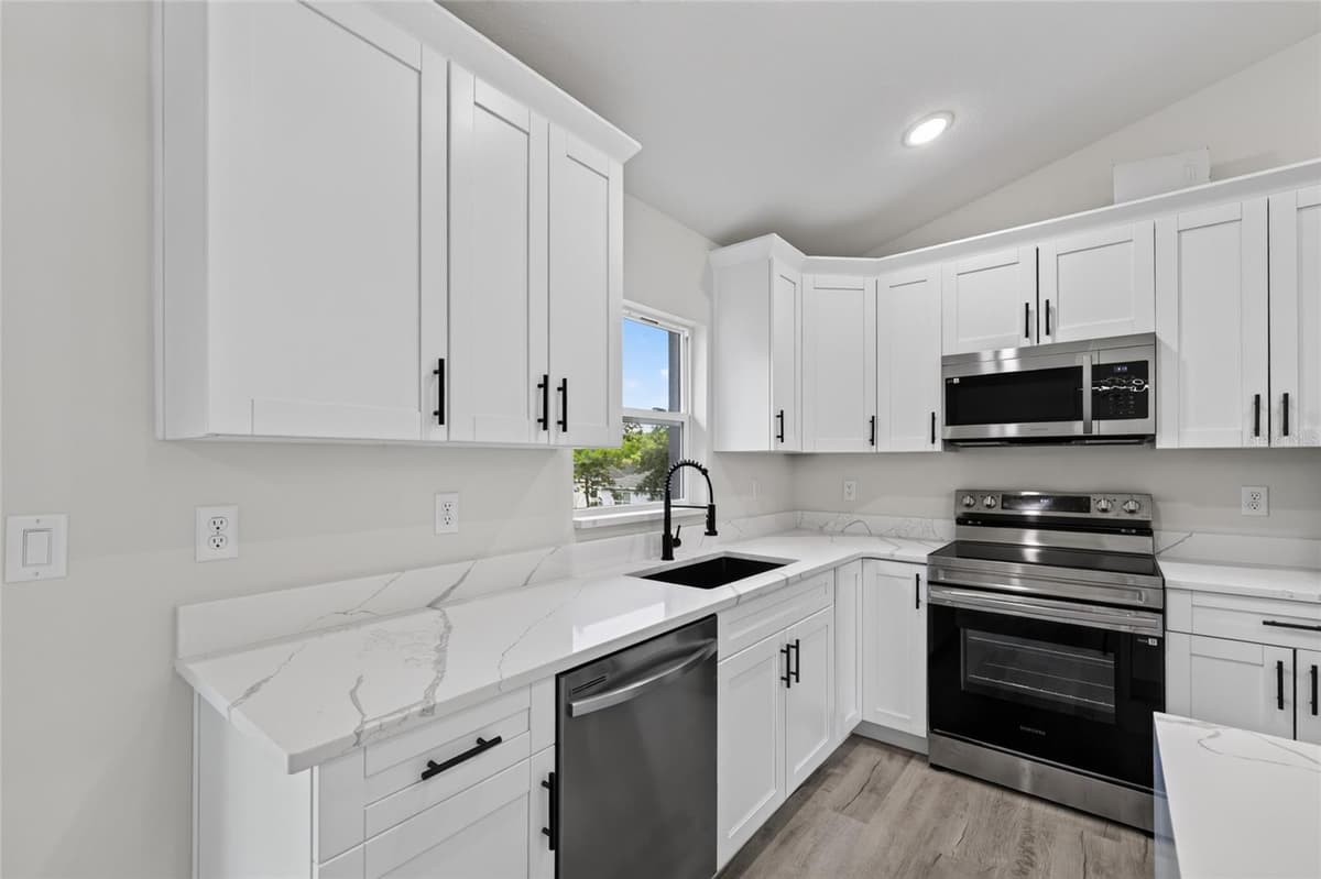 2902 EDISON PLACE — photo 10 of 38