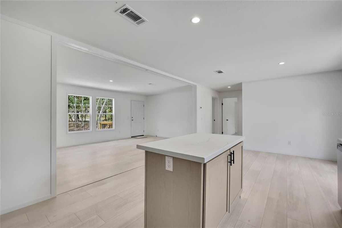 5611 ROCHELLE STREET — photo 8 of 56