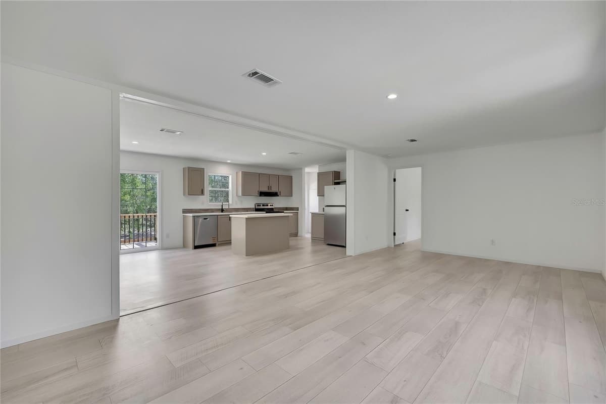 5611 ROCHELLE STREET — photo 9 of 56