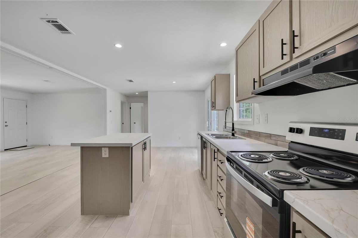 5611 ROCHELLE STREET — photo 7 of 56