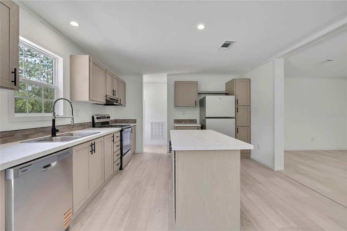 5611 ROCHELLE STREET — photo 4 of 56