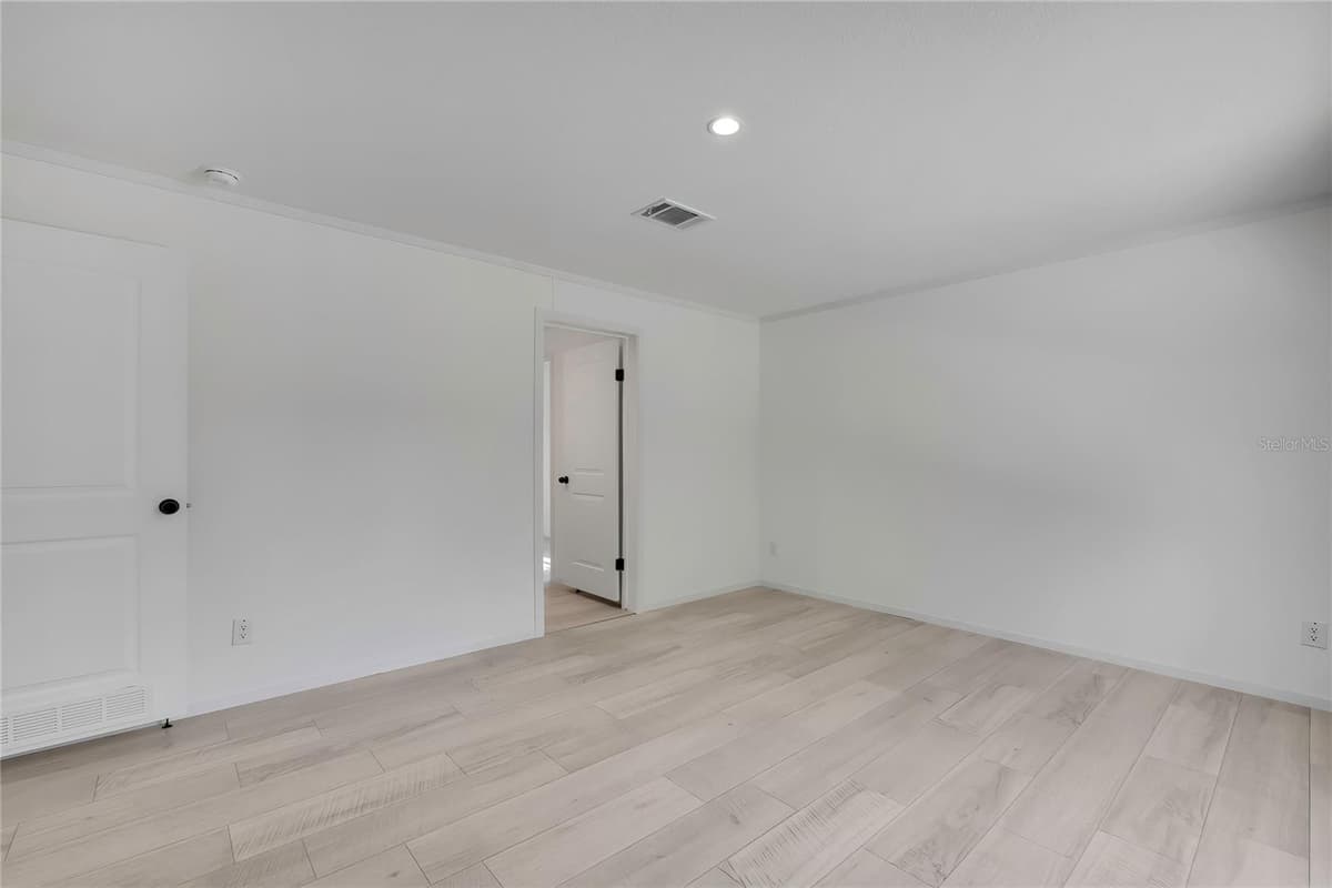 5611 ROCHELLE STREET — photo 19 of 56